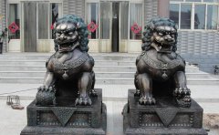 銅獅子雕塑應(yīng)該怎樣擺放？